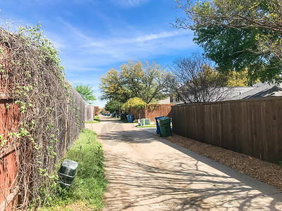 栅栏和藤蔓德克萨斯州达拉斯附近住宅区的静后巷财产小路艺术天空蓝色住房建筑街道途径公园背景