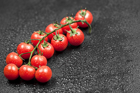 新鲜有机樱桃西红柿团紧闭黑湿的回乡红色绿色食物白色营养团体黑色蔬菜叶子植物背景图片