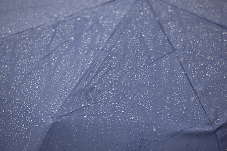 雨打在伞上背景图片