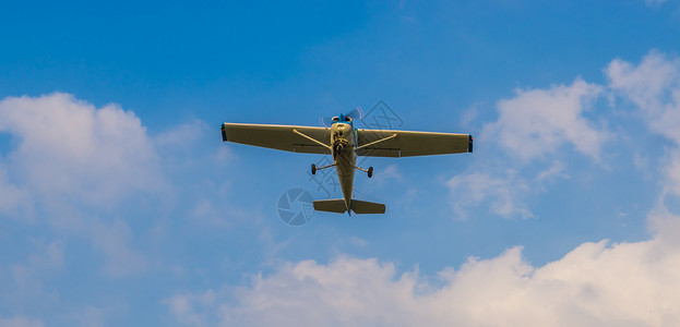蓝天飞行的飞机 云 空中运输 业余爱好和体育等背景图片