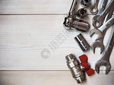 工业和建筑设备管道铜器供水修理工具金属扳手木头硬件卫生背景图片