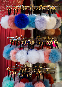 集市上的彩色绒球套装纺织品庆典织物背景图片