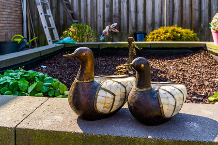 龙年大吉花坛造型装饰翅膀的木制鸭雕像 花园用的鸟雕塑 后院装饰品背景