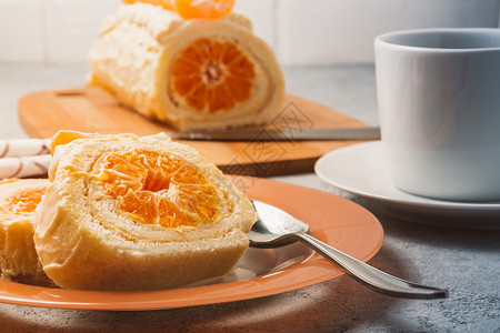 甜糖卷 加奶奶油 橘子酱和咖啡蛋糕糕点烹饪早餐杯子水果盘子鞭打海绵收据背景图片