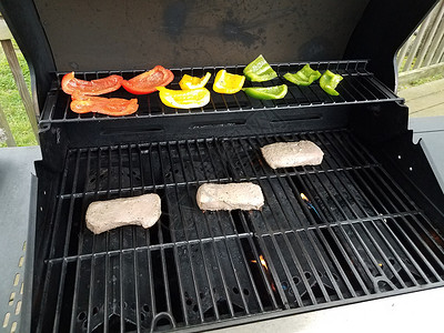和牛排胡椒 在烧烤烤烤烤架上绿色牛扒黄色食物牛肉烹饪午餐红色背景图片