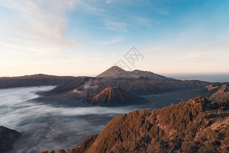 鳄鱼山火山布罗莫火山的日出 在印度爪哇喷射旅游公园吸引力风景陨石山脉火山蓝色冒险游客背景
