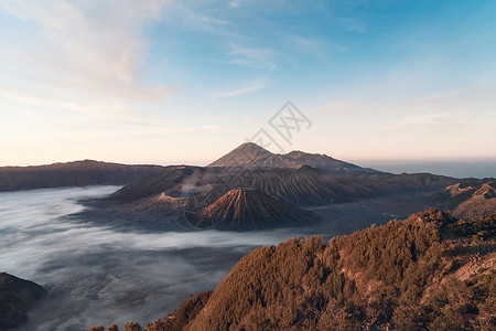 泗水破火山口塞梅鲁高清图片