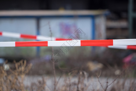 路障素材挡墙的磁带在风中挥发障碍安全街道通道警告白色交通入口条纹边界背景