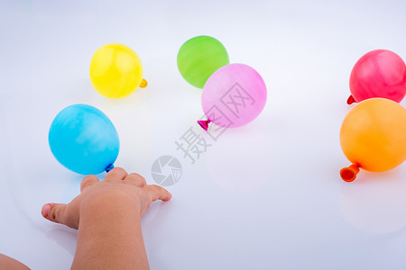手握多彩气球生日漂浮圆形细绳塑料橡皮小样乐趣白色庆典背景图片