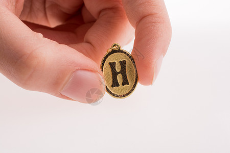 来信H字母奢华金属项链金子背景图片