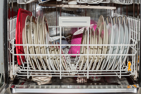 使用清洁洗碗机的露天洗碗机高清图片