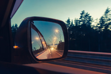 驾驶时在侧镜的夜间高速公路- 照片 图像 Soft focus背景图片