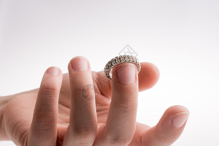 戴戒指的手夫妻订婚配饰仪式婚姻珠宝丈夫女士白色周年背景图片