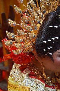 印尼新娘遗产庆典传统化妆品绘画已婚女性指甲花女士婚姻背景图片