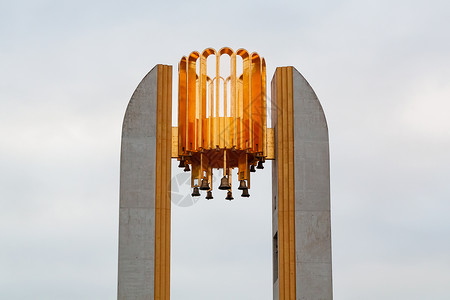位于圣彼得堡克列斯托夫斯基岛的雅赫特大桥上 在云雾般的天空背景下 有钟楼的卡林顶端遗产旅行旅游城市收费地标景观柱子音乐游艇背景
