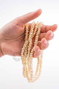 手头有珍珠项链珠宝珠子魅力白色优雅指甲奢华背景图片