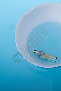 小地球 浮在水中的雕像男人游客游泳世界商务行星人士数字全球工作背景图片