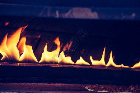在展示的石炉中的火焰白色文化食物壁炉石头燃烧烹饪烤箱面包木头背景图片