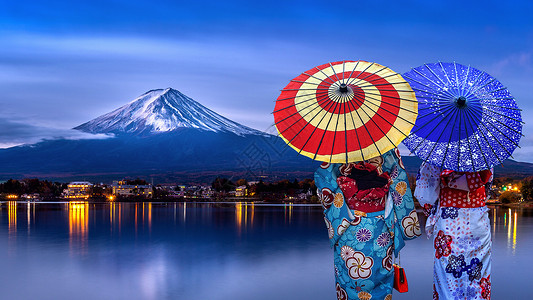 藤伞在日本川口湖藤山富士山 穿着日本传统和服的亚裔妇女背景