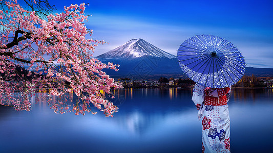 藤伞在日本川口子湖的藤山和樱花中 身着日本传统和服的亚裔妇女女孩天空斋子女性衣服花园裙子微笑女士旅行背景