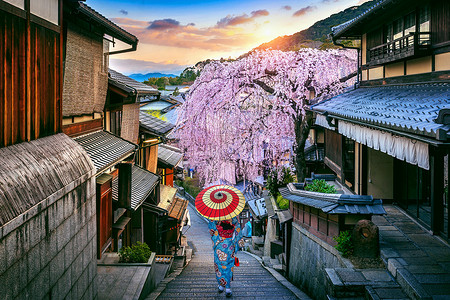 艺妓素材身穿日本传统和服的女人在日本京都的春日山区走过历史之旅街道神社文化女孩建筑学地标城市浴衣裙子艺妓背景