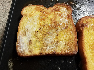法式面包面包 配鸡蛋和烧烤肉桂炙烤烹饪早餐背景图片