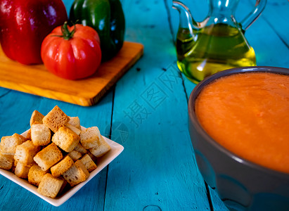 Gazpacho典型的西班牙菜辣椒饮食烹饪美食蔬菜黄瓜桌子胡椒高架勺子背景图片