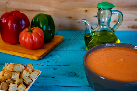 Gazpacho典型的西班牙菜辣椒蔬菜美食烹饪高架黄瓜食谱勺子桌子胡椒背景图片