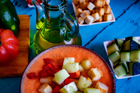 西班牙凉菜汤Gazpacho典型的西班牙菜食谱辣椒烹饪美食胡椒蔬菜黄瓜饮食勺子盘子背景