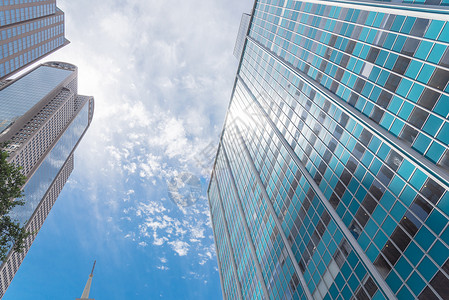 以云蓝天空显示的达拉斯天线的低角度角度视图景观旗帜晴天窗户金融三角形摩天大楼中心财产玻璃背景图片