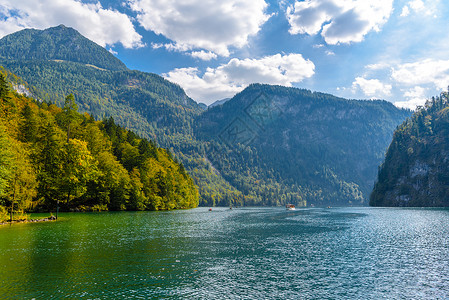 吉吉国王德国巴伐利亚国家公园科尼吉塞市的电船远足旅行摄影游客蓝色树木巡航木头旅游森林背景