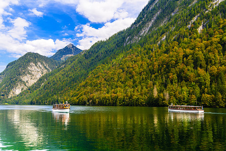 德国国王湖Koenigssee Konigsee 国家公园的电力船蓝色巡航森林风景山脉公园游客岩石旅行旅游背景