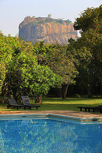 俊杰Sigiriya岩石堡垒周围 环绕着一个令人惊叹的草地背景