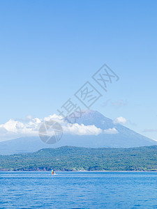 巴厘岛火山印度尼西亚巴厘岛的阿贡火山从海面看天空海滩火山假期海洋旅行丘陵蓝色自然旅游背景