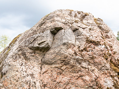 巨石表面的某人脸孔背景图片