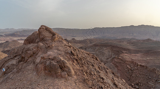 蒂姆纳前往以色列阿拉瓦沙漠Timna公园旅行假期旅游游客远足沙漠山脉背景
