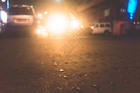 加尔各答市在有雾的雨夜与运动模糊效果 汽车耀斑光效果逼真的白色发光圆形前灯光束 软焦点 浅景深 前面的复制空间室赛车场方式户外运背景图片