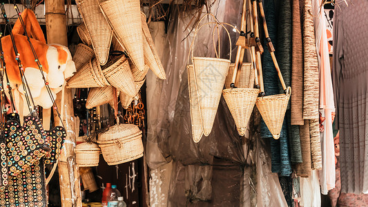 梅加拉亚邦的手工艺品是用藤条和竹制品制成的 在梅加拉亚邦的手摇织机和手工艺品市场展示的竹藤制品 凳子 篮子 捕鱼器 容器背景图片