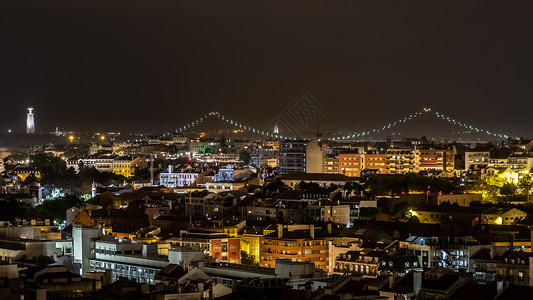 夜间里斯本市屋顶视图背景图片