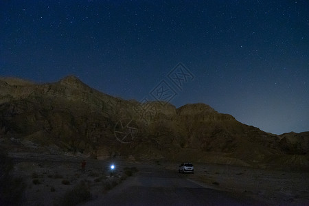 沙漠浪漫观中的夜色风景沙漠假期旅游游客山脉旅行远足高清图片
