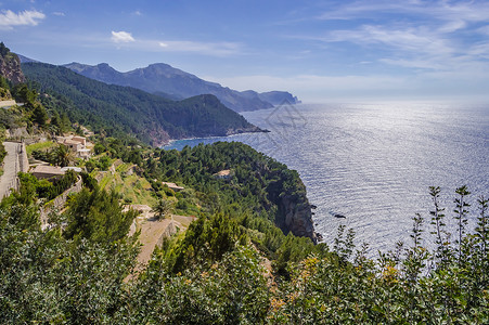 日落在岛屿西南南部的山区和海洋上海岸海岸线夕阳垂直图像海滩蓝色金色背景图片