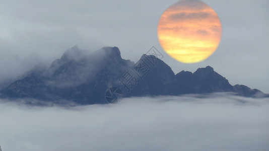 喜马拉雅山峰后日落背景图片