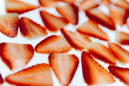 白色背景的鲜草莓切片甜点活力浆果食物红色美食背景图片