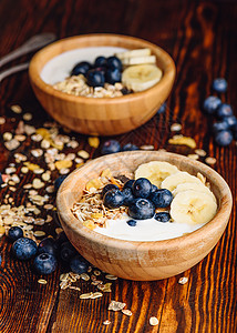 格拉迈格与格拉诺拉 香蕉和蓝莓的早餐蜂蜜营养薄片稀饭食物葡萄干蓝色麦片小吃谷物背景