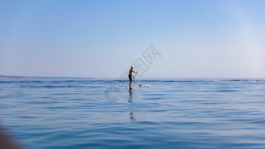 桨板冲浪锻炼站起来高清图片