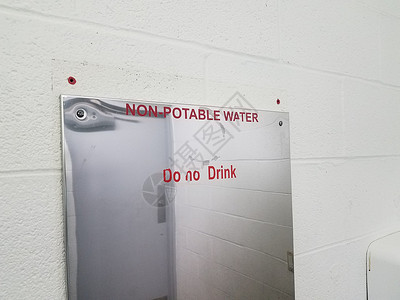 珍惜用水全屏海报卫生间镜子上不使用水的标志;背景
