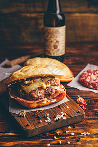 卡萨诺瓦切肉板上的自制汉堡小吃乡村酒吧猪肉啤酒胡椒子火腿炙烤木板烧烤背景