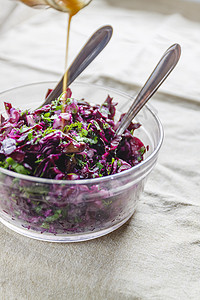 新鲜蓝菜菜沙拉加草药和坚果 在玻璃碗上紫色健康色拉午餐餐巾营养饮食烹饪盘子蓝色背景图片