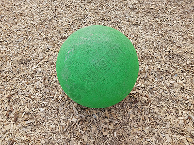 褐毛层中的绿球或球背景图片