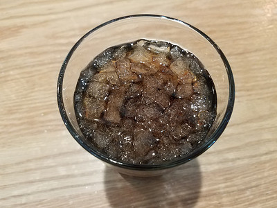 棕色桌上有冰的苏打水液体桌子饮料背景图片